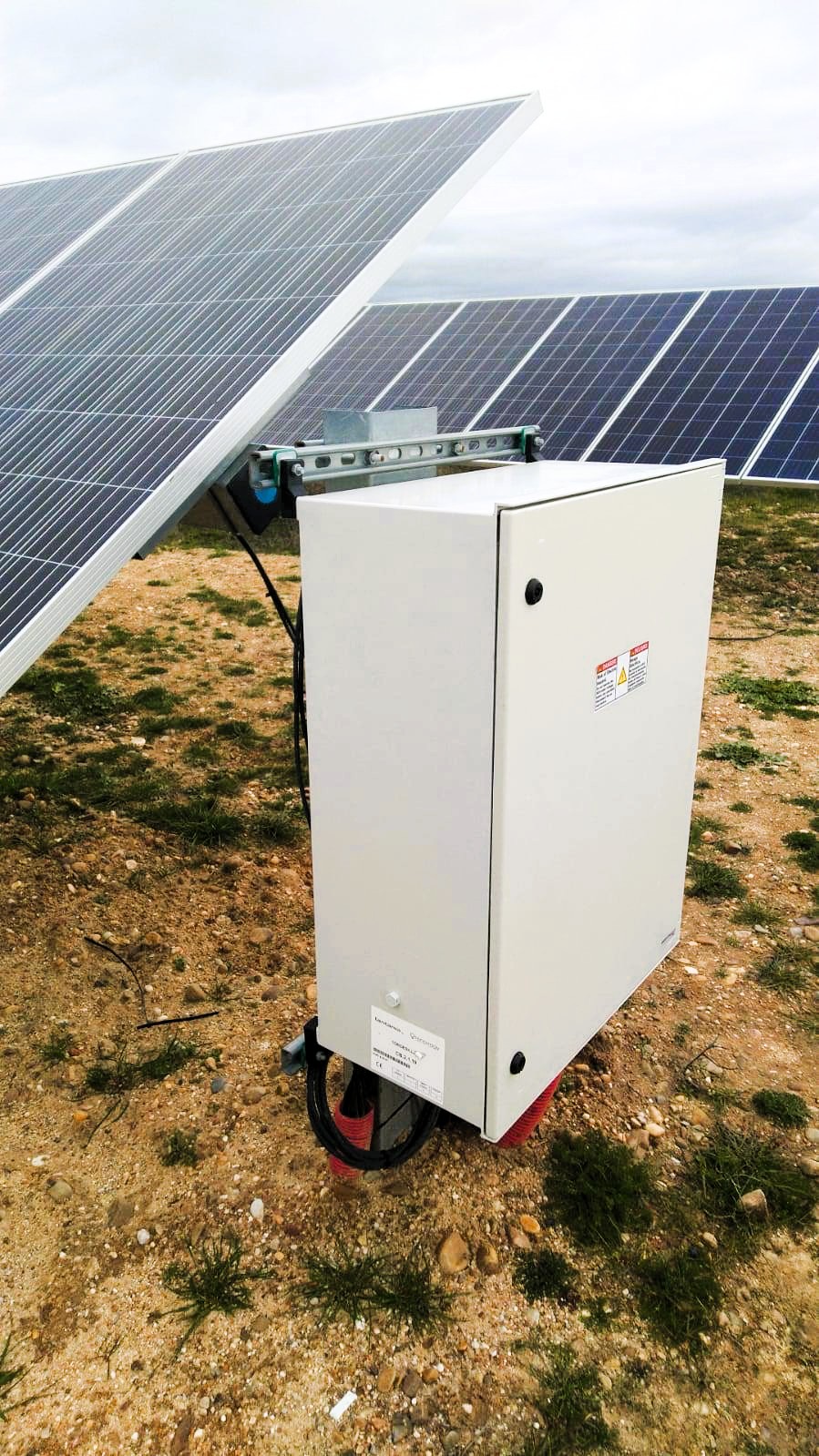 String Combiner Box instalado en planta fotovoltaica